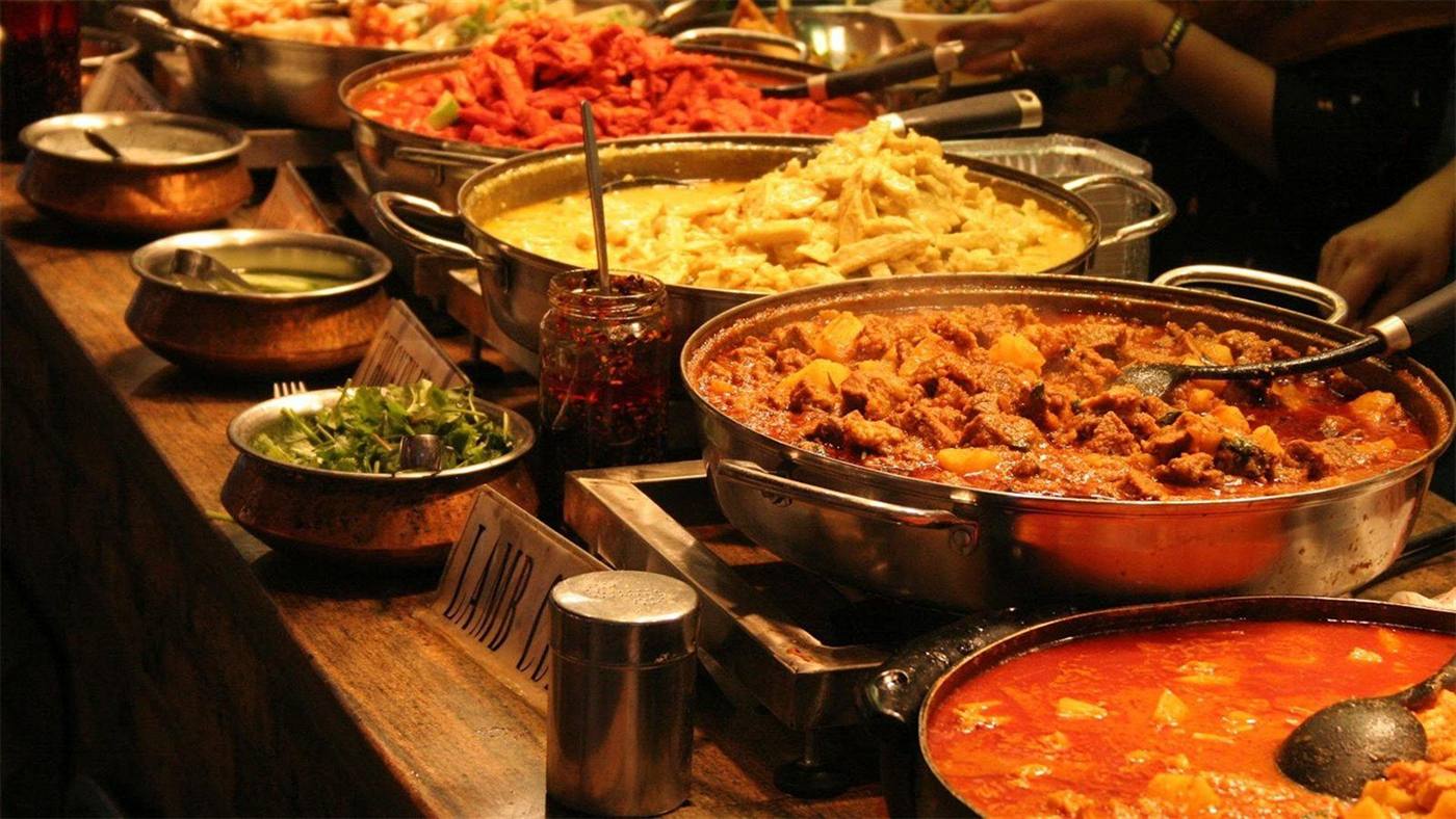 Buffet mit verschiedenen warmen persischen Speisen