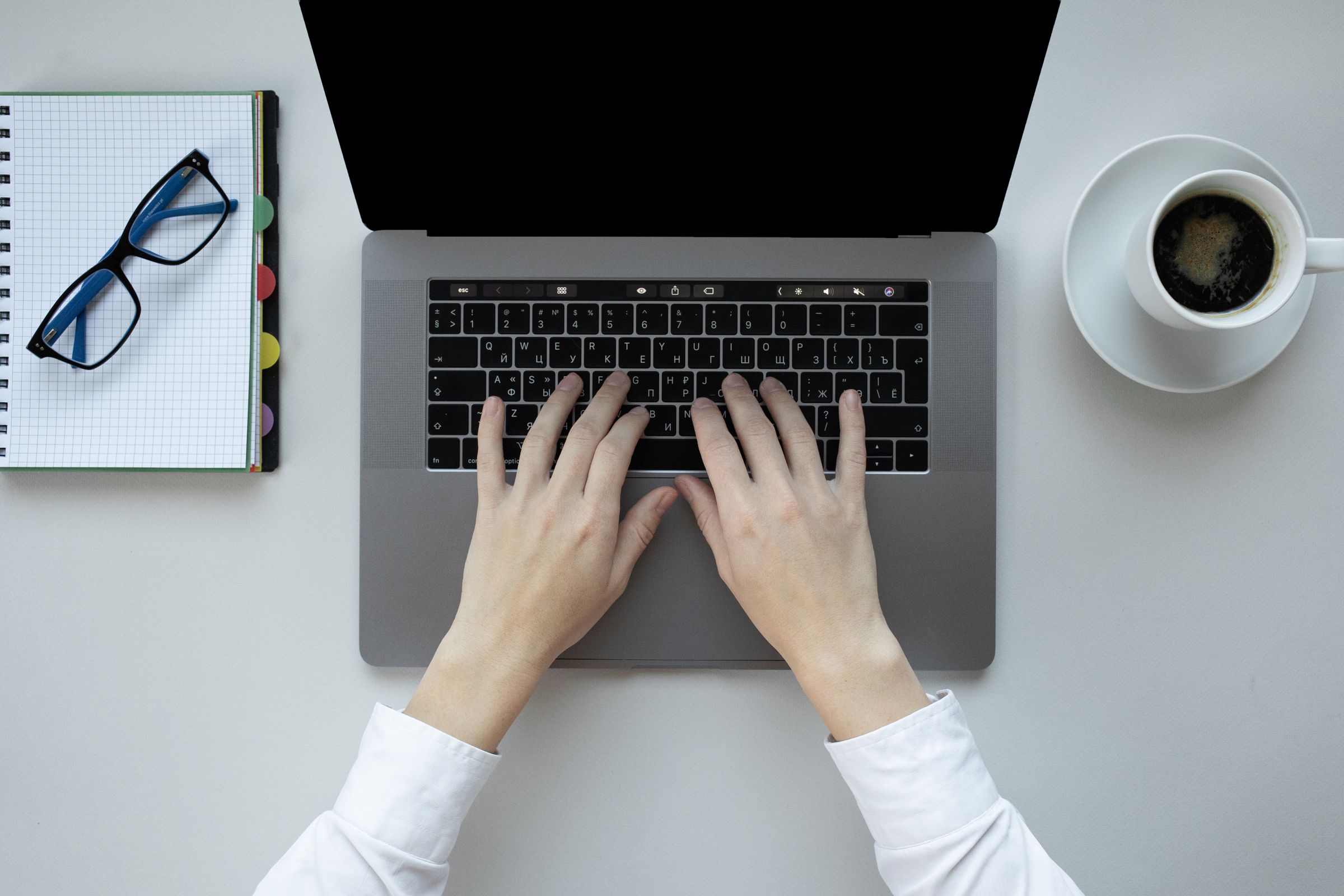 Arbeitsplatz mit Laptop für die Planung einer Unternehmenswebsite