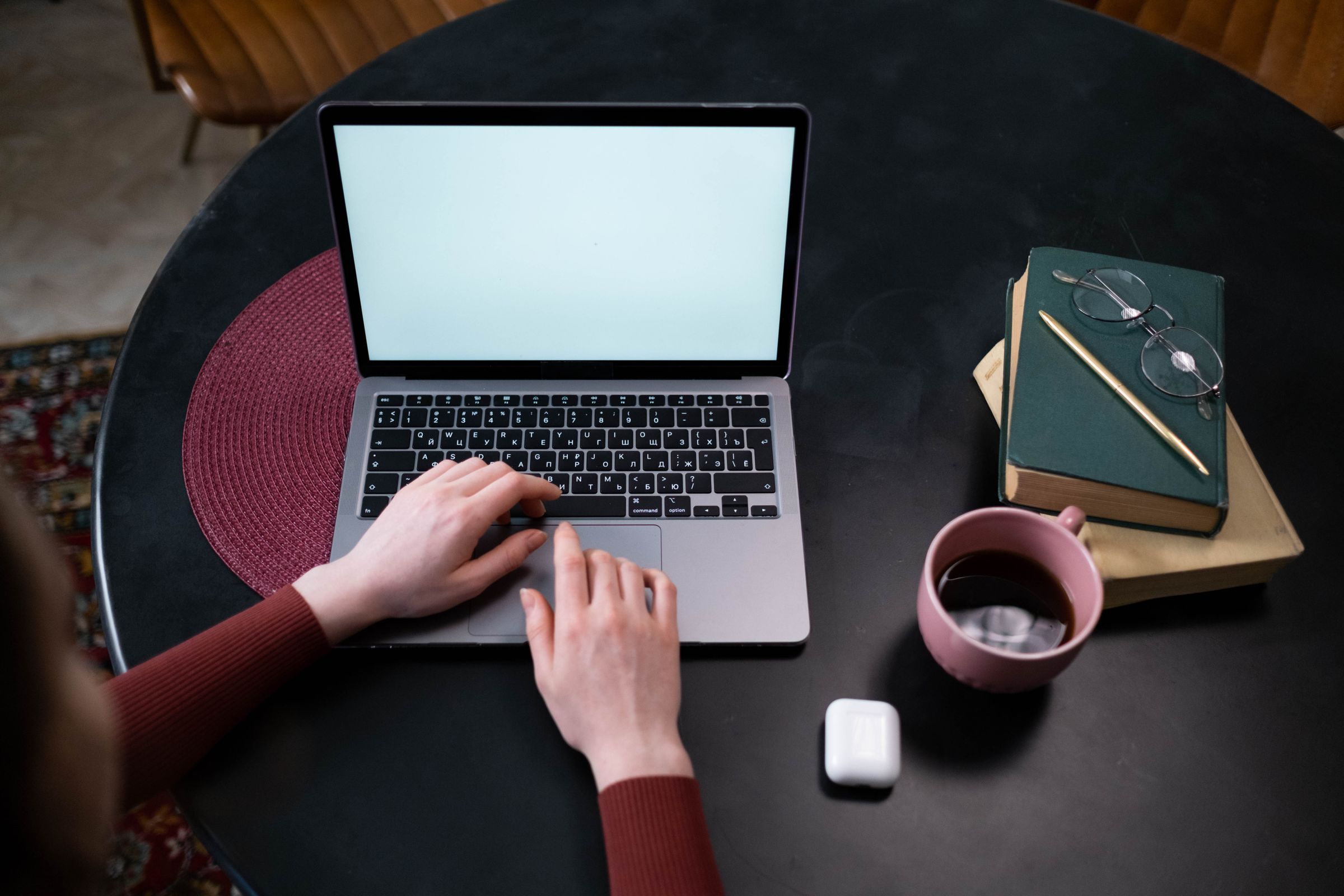 Arbeitsplatz mit Laptop für die Planung eines modernen Webauftritts