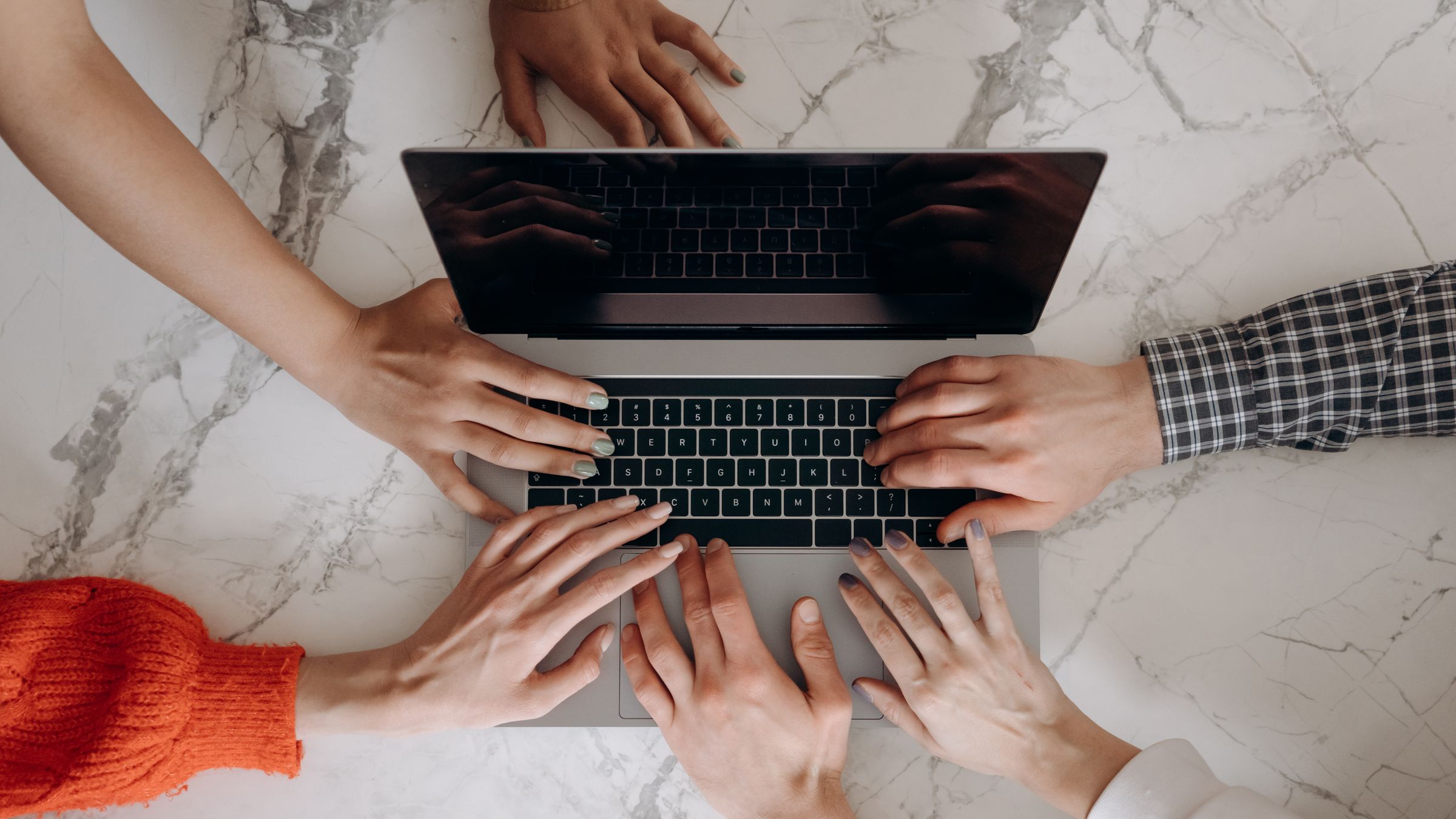 Digitale Zusammenarbeit als Symbol für laufende Betreuung und Weiterentwicklung