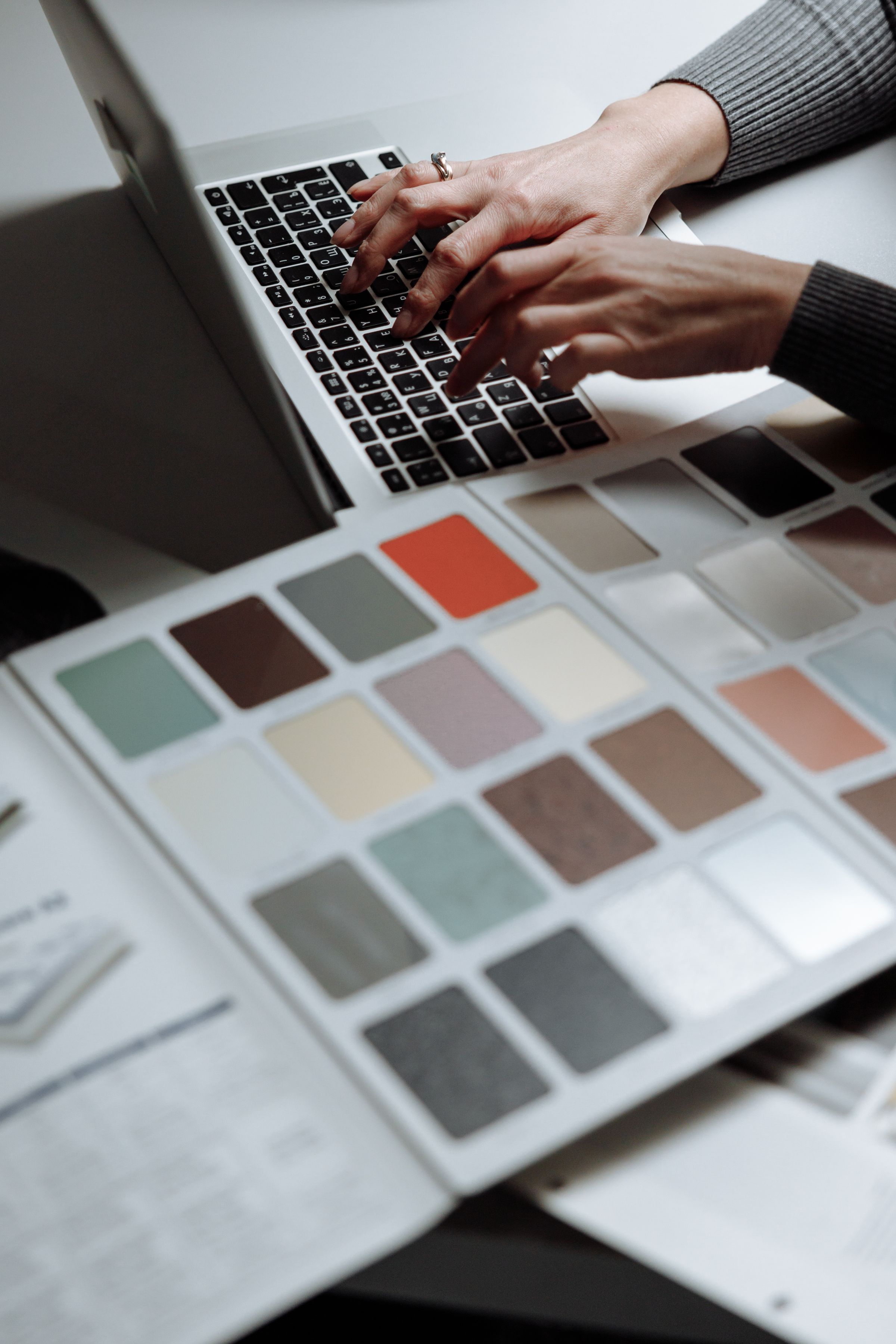 Farbpalette und Unterlagen für Designentscheidungen