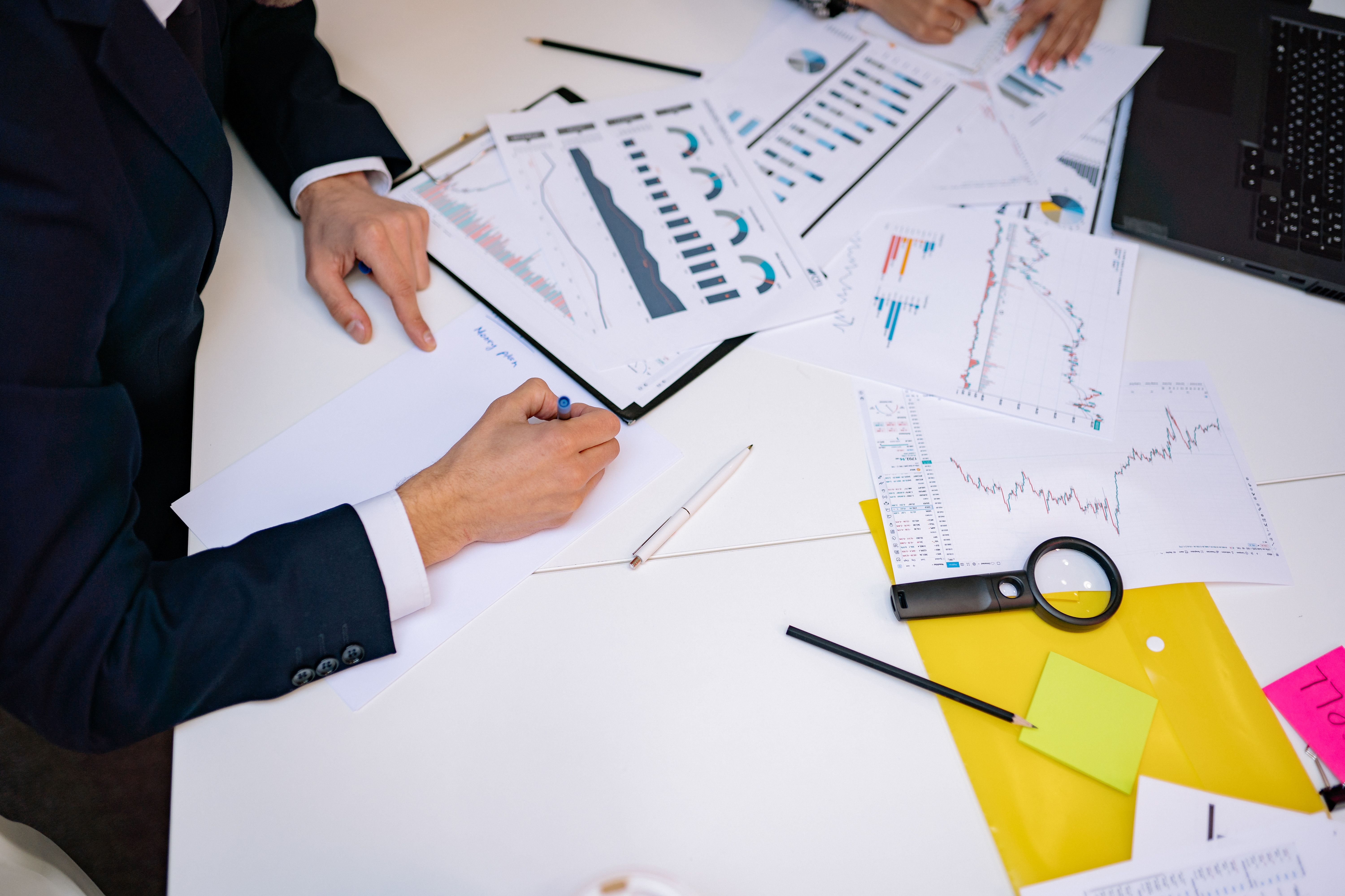 Team analysiert Unterlagen und digitale Kennzahlen