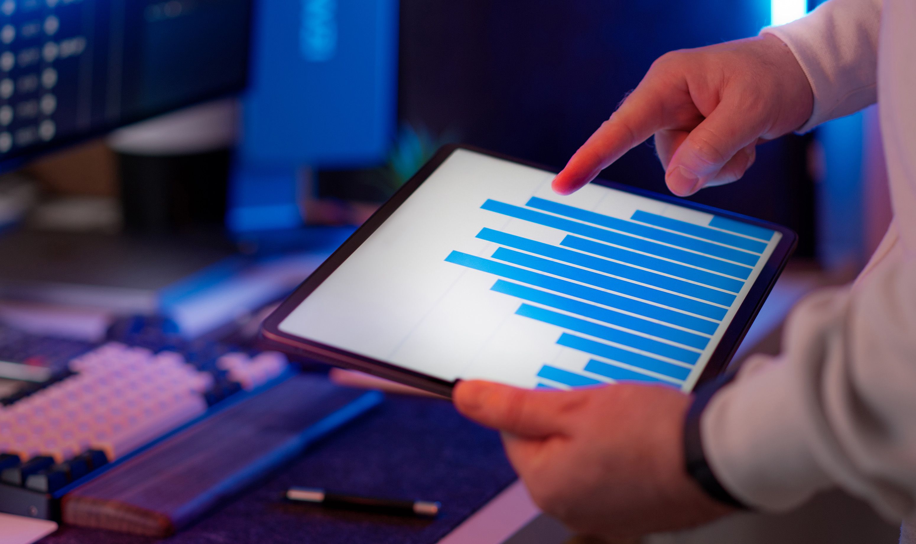Datenanalyse auf einem Tablet als digitale Arbeitsoberfläche
